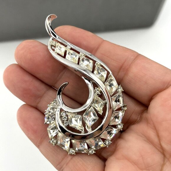 Vintage Crown TRIFARI Swirl Diamante Rhodium Brooch & Earring Boxed Demi Set - Picture 8 of 12